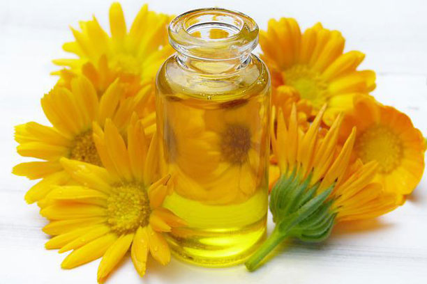 flacon d'huile végétale et fleurs naturelles